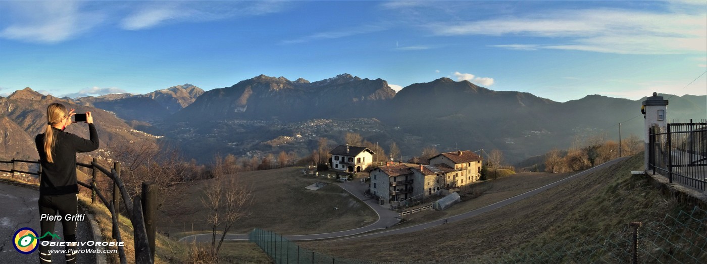 09 Da Miragolo S. Salvatore vista panoramica su Val Serina.jpg